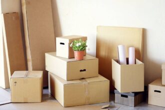 Cartons de déménagement prêts à être rangés et recyclés