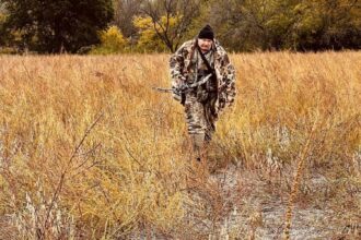 chasseur utilisant une arbalète dans un environnement naturel