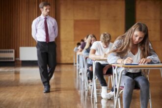 Étudiants en examen dans une salle de classe moderne